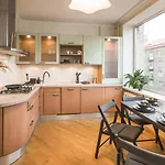 Historic 4-bedroom - Brivibas Boulevard شقة