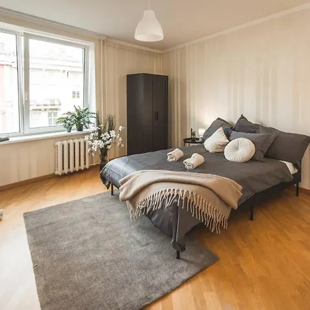 Historic 4-bedroom - Brivibas Boulevard Apartamento